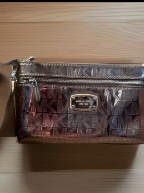 NWOT, Michael Kors Jet Set  wristlet With pewter mirror metallic finish